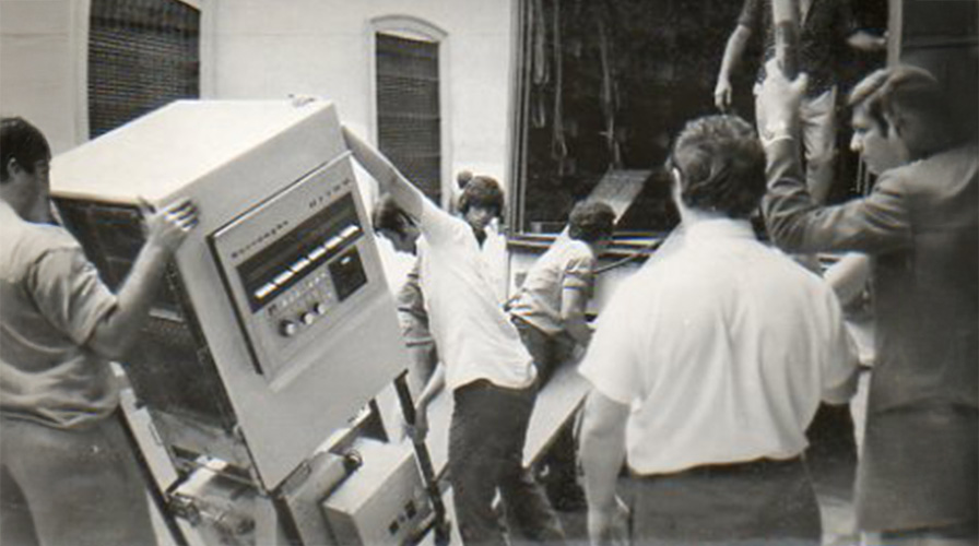 1974 - Sucursal Buenos Aires recibe la primera computadora